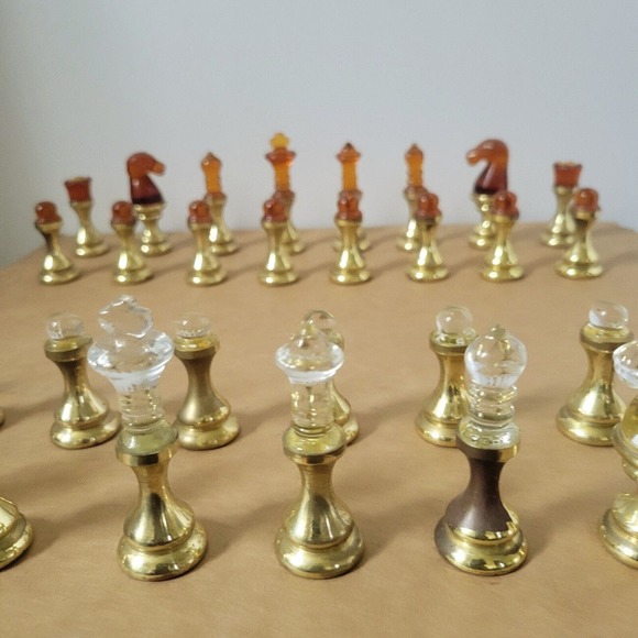 VTG Brass Metal & Amber & Clear Glass Chess Set 32 Pieces Complete, Felt Bottoms - Picture 10 of 16